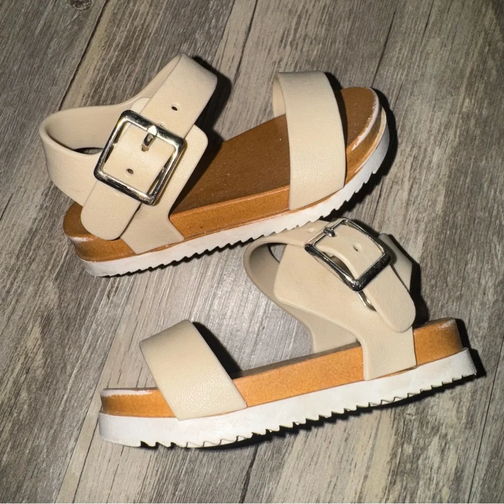 ☀️6/$20☀️ Kids Beige Buckle Sandals